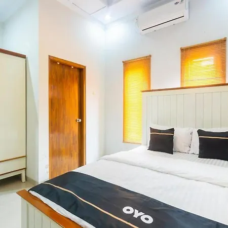Super Oyo Collection O 3280 Cendhani Raras